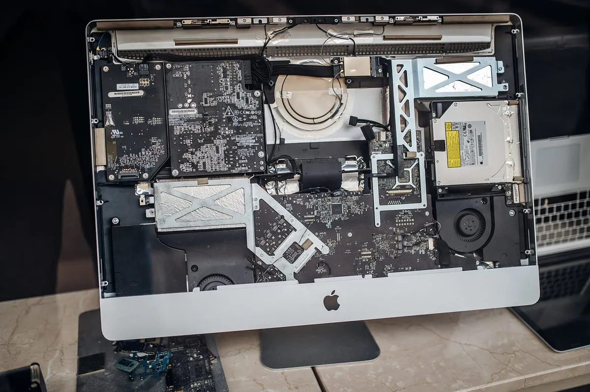 Ekranı sökülmüş, iç donanımı görünen iMac