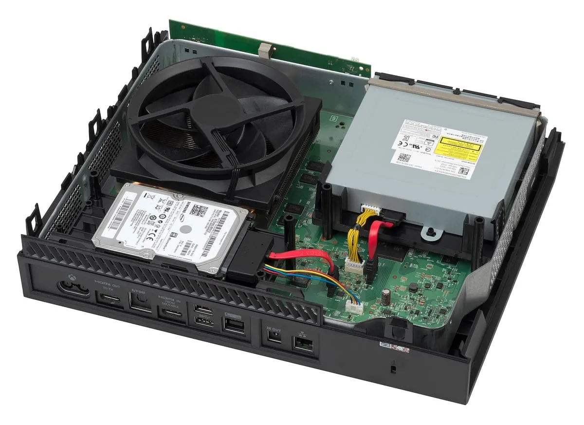 Kasası açılmış Xbox One; fan, disk sürücü ve sabit disk görünüyor